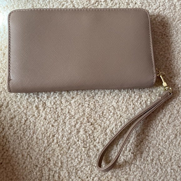 This rose gold Steve Madden wallet/wristlet has many storage spaces. - Picture 2 of 3